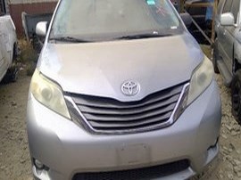 2011 TOYOTA SIENNA SILVER XLE 3.5 AT 2WD.  Z24871